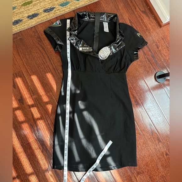 Spirit of Halloween police woman costume - Picture 15 of 16